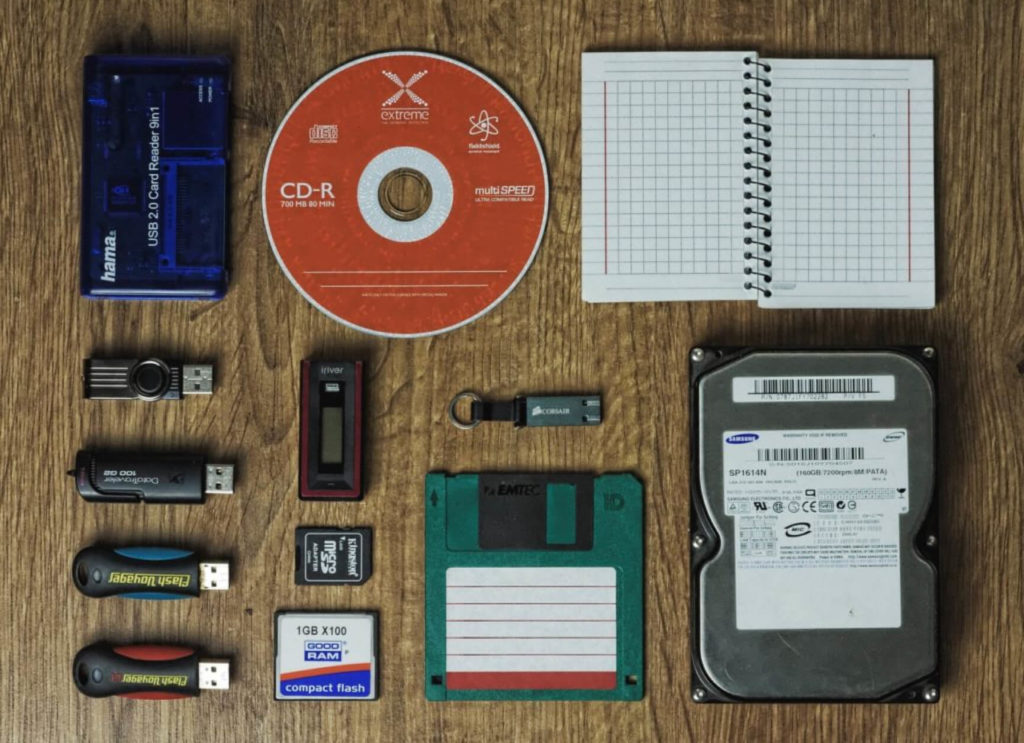 Different elements to record files, such as pen drives, cds, memories