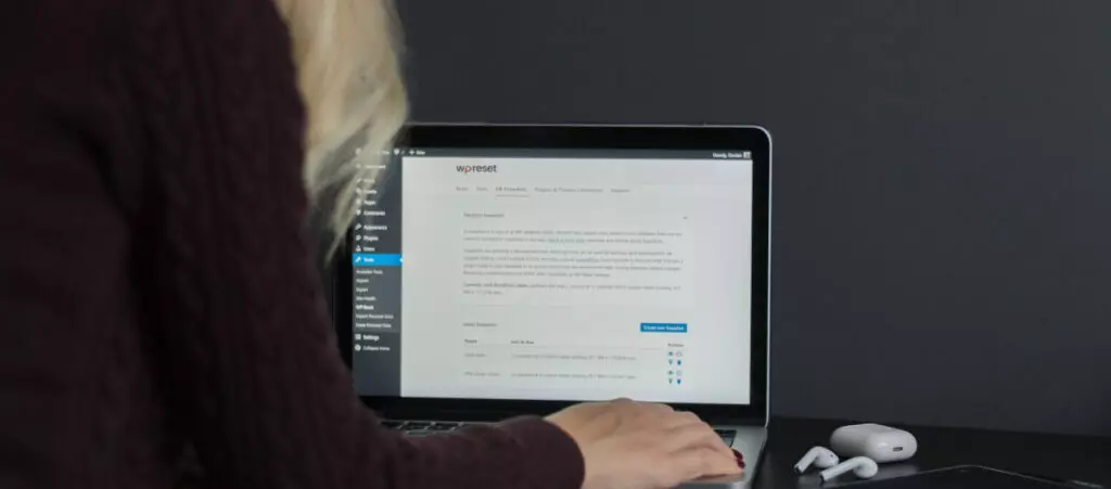 Woman using WordPress in a laptop