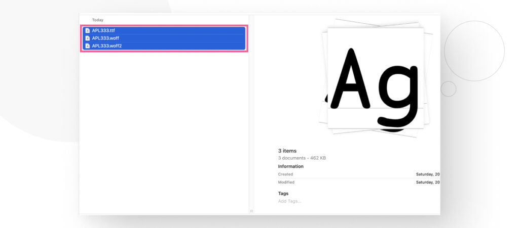 Tres archivos de fuente de diferentes formatos resaltados con un cuadrado en la app Finder de Mac