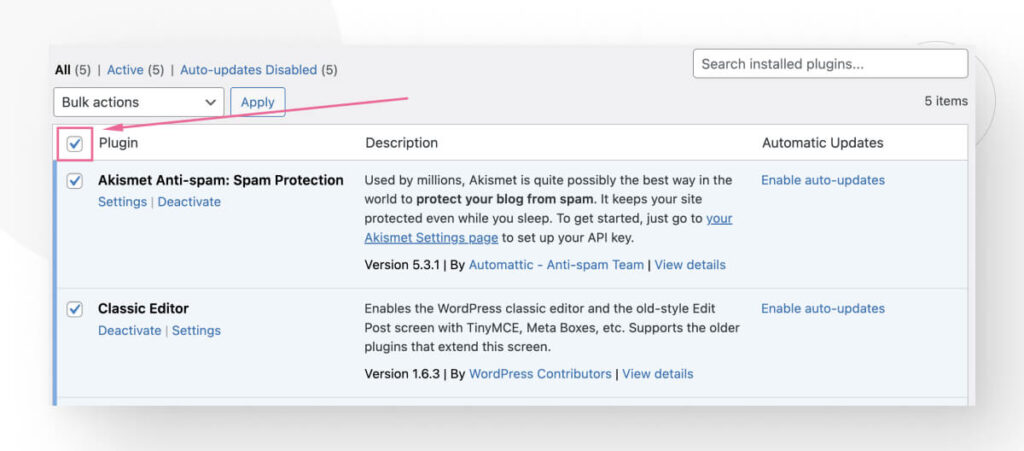 La casilla de verificación que permite seleccionar todos los plugins en el administrador de WordPress