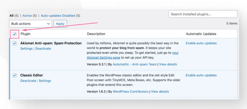 La casilla de verificación que permite seleccionar todos los plugins en el menú de "Plugins instalados" de WordPress