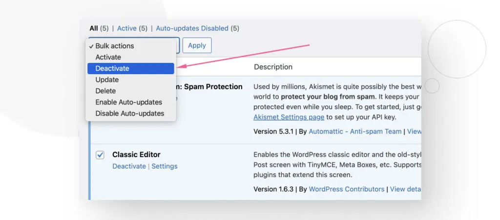 El menú de Acciones en Lote de WordPress en "Plugins Instalados", con una flecha señalando al botón "Desactivar"