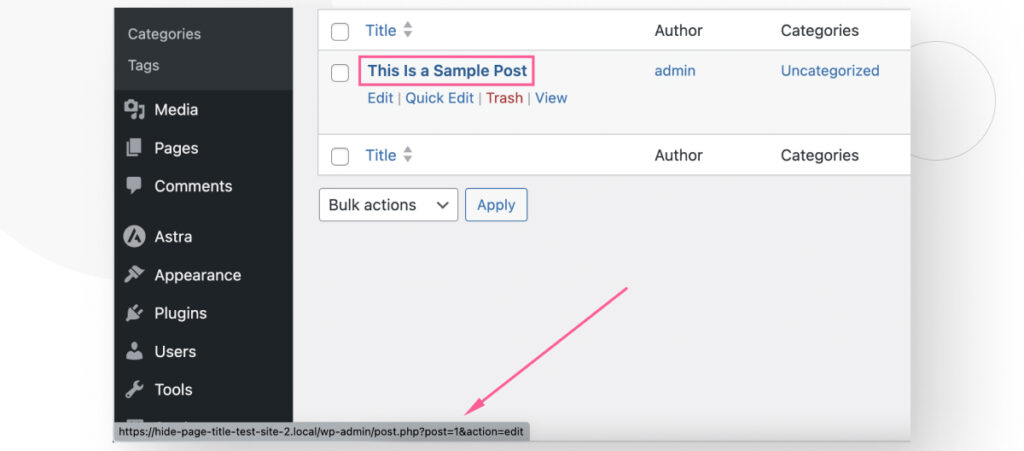 La interfaz del backend de Entradas > Todas las Entradas en WordPress. El usuario está actualmente posicionando el cursor sobre una publicación y una flecha resalta la URL que aparece en la esquina inferior izquierda del navegador al hacerlo