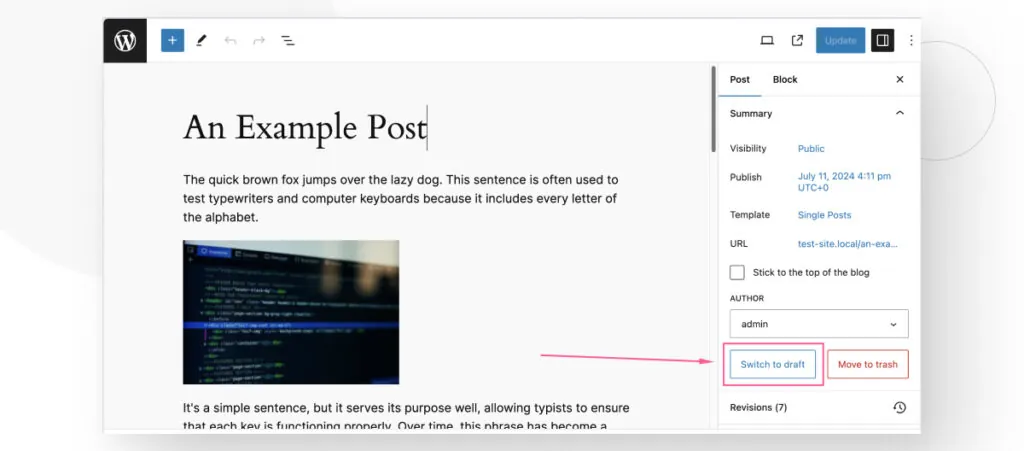 La interfaz de WordPress Gutenberg. Una flecha resalta el botón "Cambiar a Borrador"