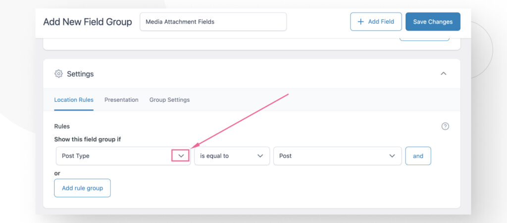 The Advanced Custom Fields interface in the WordPress admin dashboard. An arrow points to a dropdown menu that allows users to associate custom fields with a specific type of WordPress content