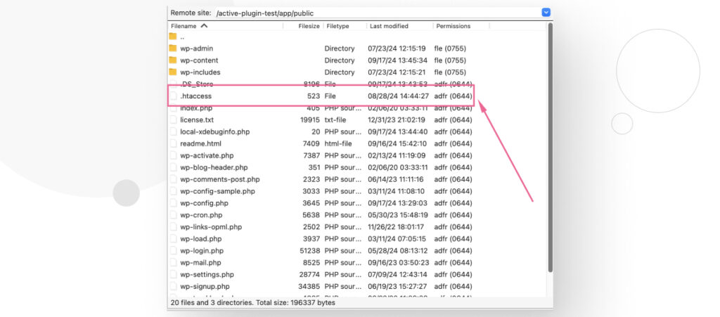 La interfaz de FileZilla. Un cuadrado resalta el archivo de configuración .htaccess en el servidor remoto