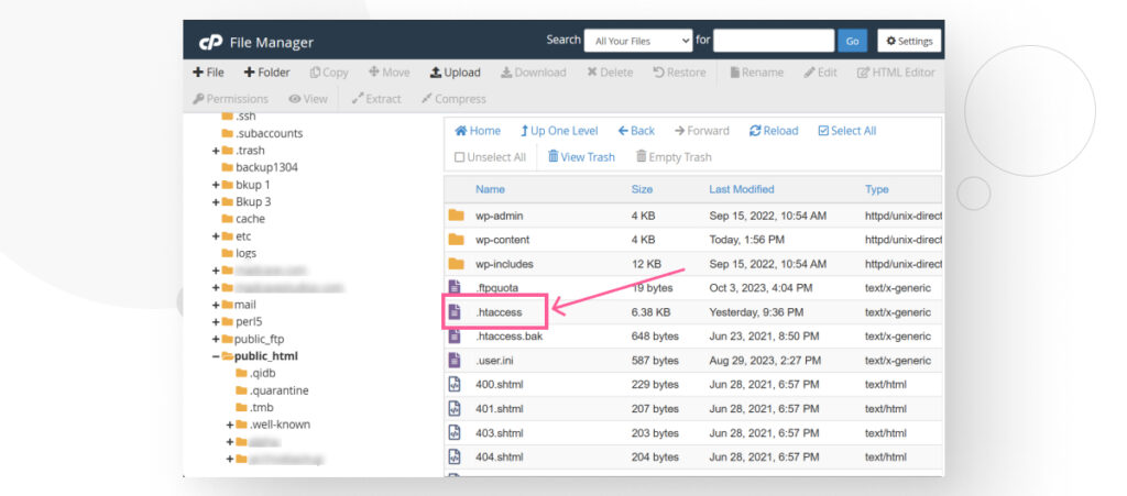 Interfaz de Administrador de Archivos de cPanel, con una flecha apuntando al archivo .htaccess